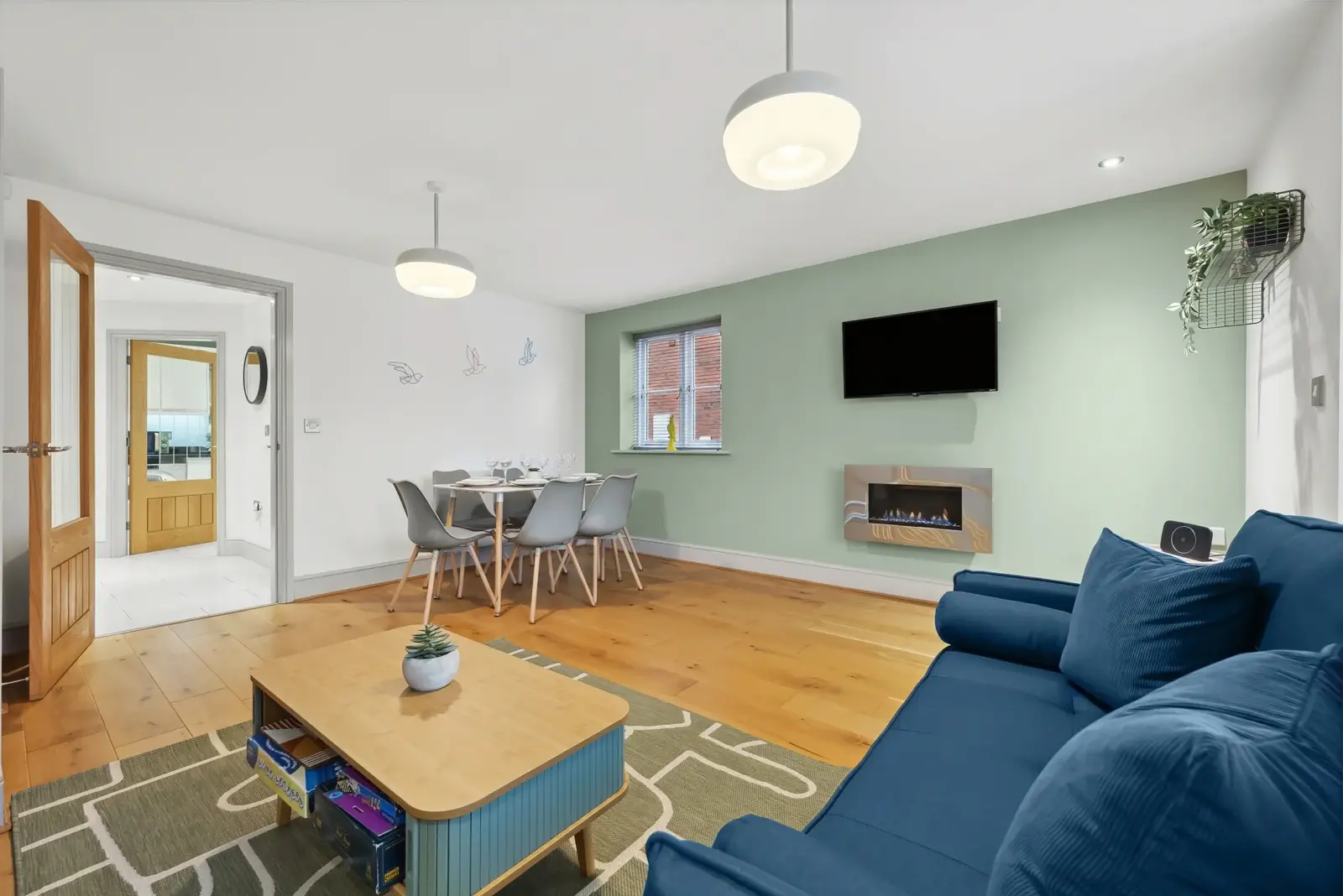 Warwickshire Short Stays living and dining area