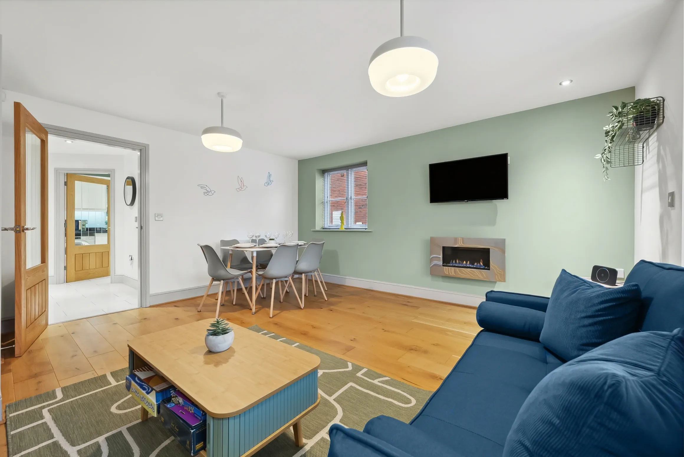 Warwickshire Short Stays living and dining area