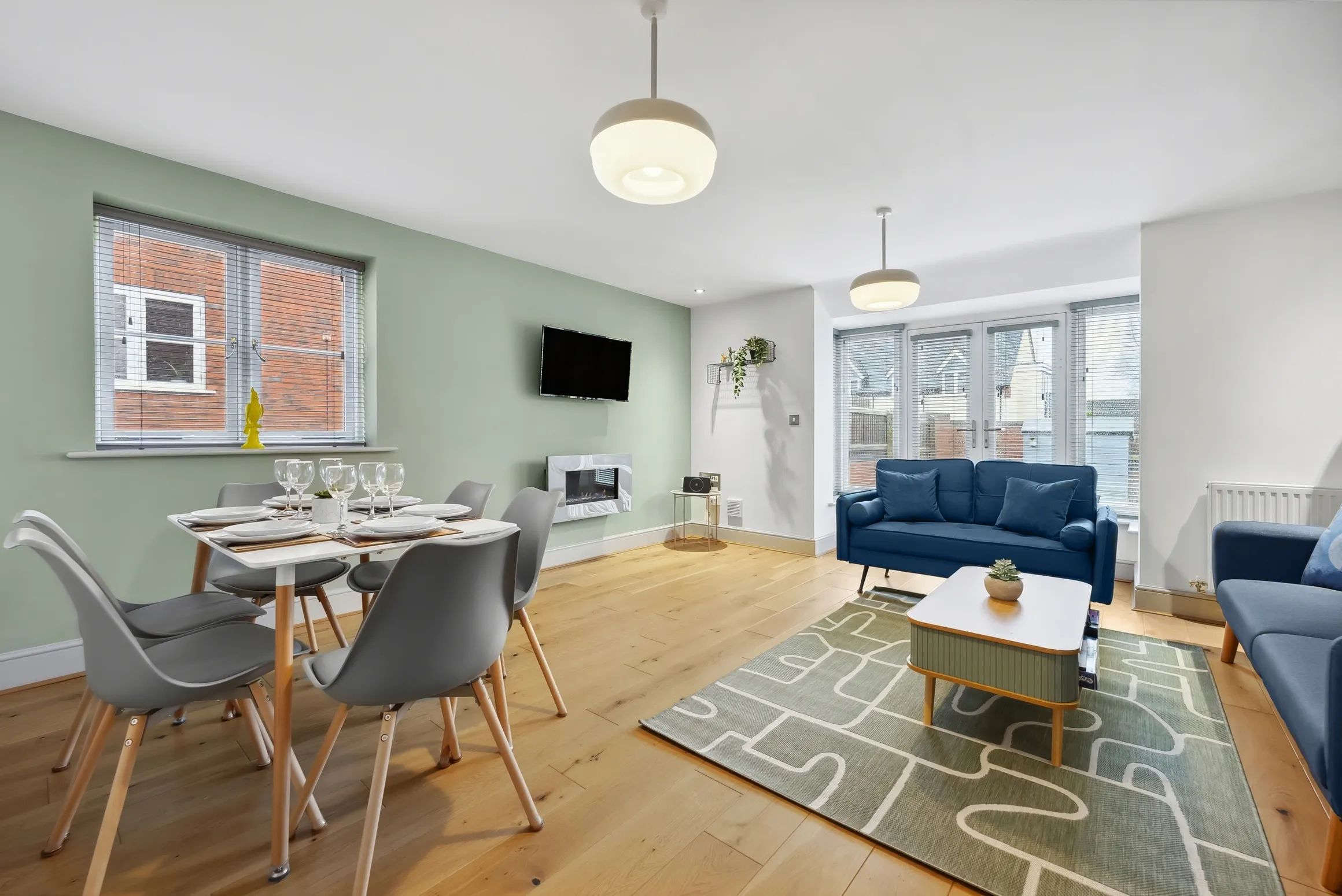 Comfortable Warwickshire short stay living and dining room